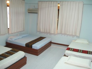 Family Room with 1 Double Bed & 3 Single Beds - Attached Bathroom & Aircon Borneo Global Sipadan Backpackers backpackers image